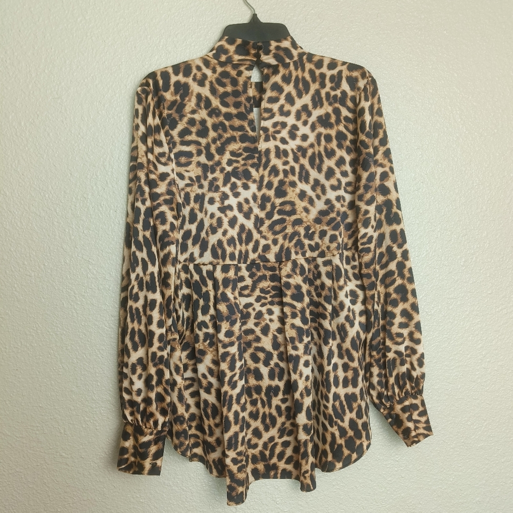 Vince Camuto Satin leopard print blouse Women's size M High neck Lightweight - Picture 3 of 16